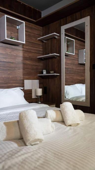 Under The Rocks Apartment