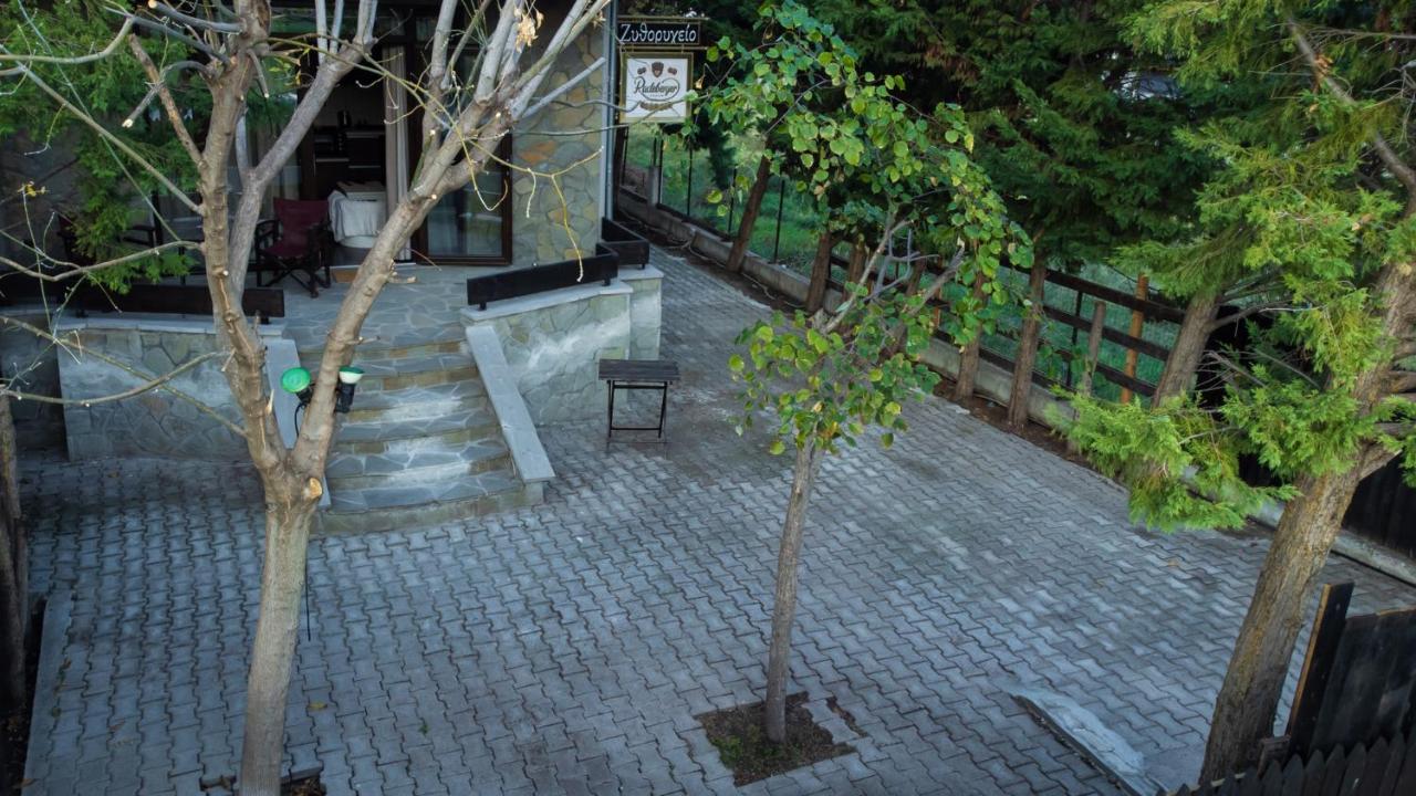 Under The Rocks Apartment